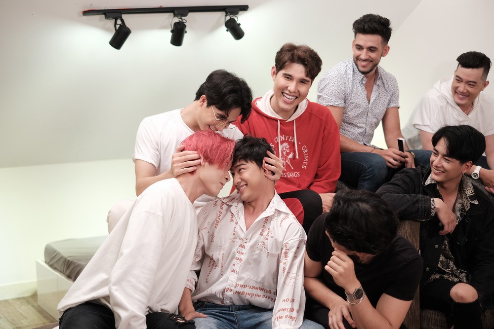 hot boy Người ấy là ai nắm tay kê đầu cực tình cảm trong tập đặc biệt