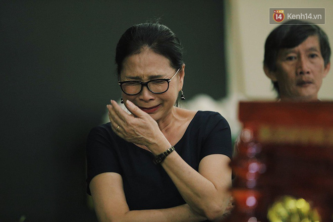 NSƯT Kim Xuân khóc nghẹn, Ngô Thanh Vân lặng người bên linh cữu cố nghệ sĩ Lê Bình trong đêm đầu lễ tang - Ảnh 3.
