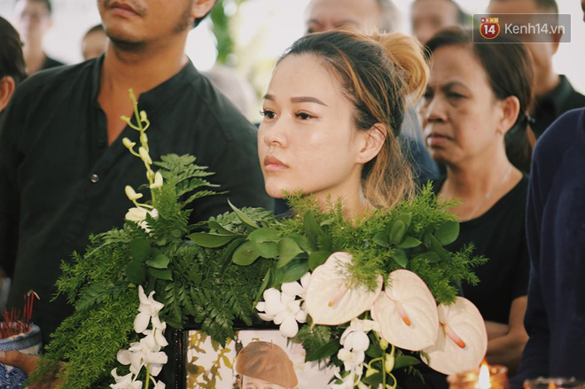 Hoa hậu Diễm Hương, MC Cát Tường và nhiều đồng nghiệp đến viếng đám tang cố nghệ sĩ Lê Bình - Ảnh 4.