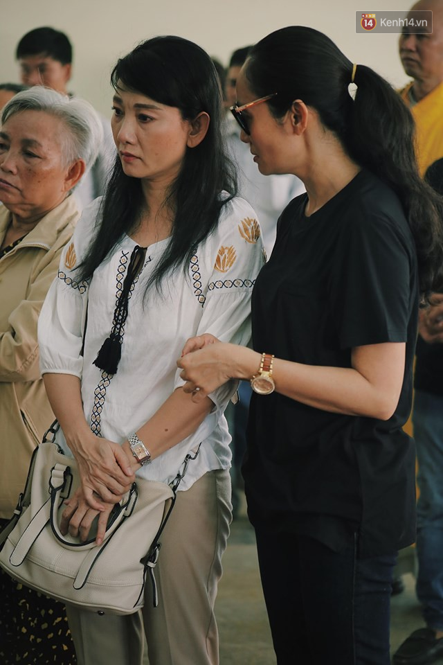 Hoa hậu Diễm Hương, MC Cát Tường và nhiều đồng nghiệp đến viếng đám tang cố nghệ sĩ Lê Bình - Ảnh 6.