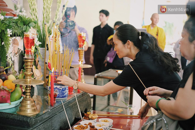 Hoa hậu Diễm Hương, MC Cát Tường và nhiều đồng nghiệp đến viếng đám tang cố nghệ sĩ Lê Bình - Ảnh 9.
