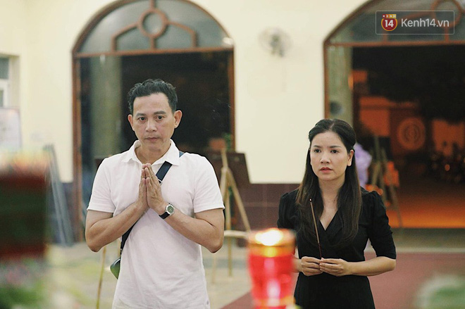 NSƯT Kim Xuân khóc nghẹn, Ngô Thanh Vân lặng người bên linh cữu cố nghệ sĩ Lê Bình trong đêm đầu lễ tang - Ảnh 6.