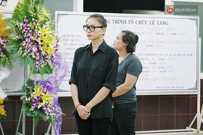 NSƯT Kim Xuân khóc nghẹn, Ngô Thanh Vân lặng người bên linh cữu cố nghệ sĩ Lê Bình trong đêm đầu lễ tang - Ảnh 5.