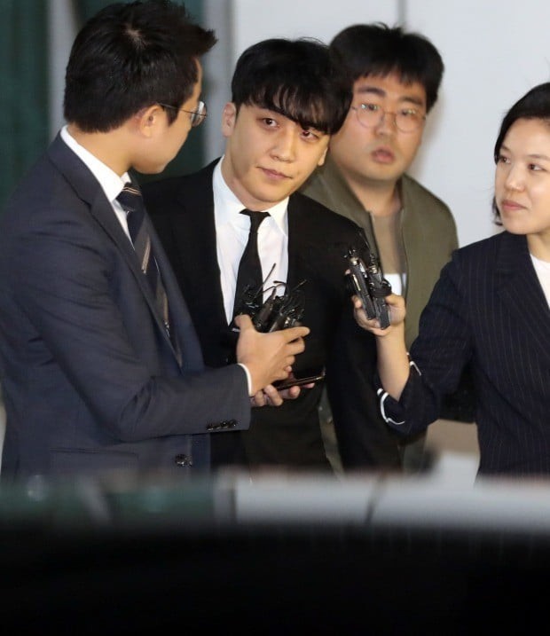 Giữa chảo lửa tranh cãi, hình ảnh bố Seungri chờ sẵn ở xe để đón con trai sau khi tòa hủy lệnh bắt gây chú ý - Ảnh 1. Giữa chảo lửa tranh cãi, hình ảnh bố Seungri chờ sẵn ở xe để đón con trai sau khi tòa hủy lệnh bắt gây chú ý - Ảnh 1.