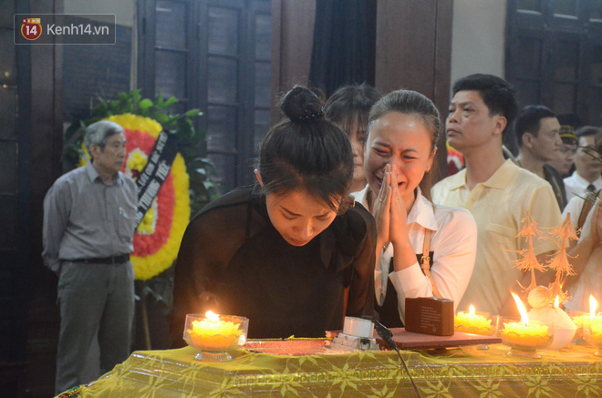 Xuân Bắc và nhiều nghệ sĩ nhà hát kịch Việt Nam bật khóc xót xa trong tang lễ đồng nghiệp vụ tai nạn hầm Kim Liên - Ảnh 10.