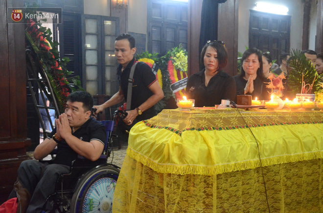 Xuân Bắc và nhiều nghệ sĩ nhà hát kịch Việt Nam bật khóc xót xa trong tang lễ đồng nghiệp vụ tai nạn hầm Kim Liên - Ảnh 9.