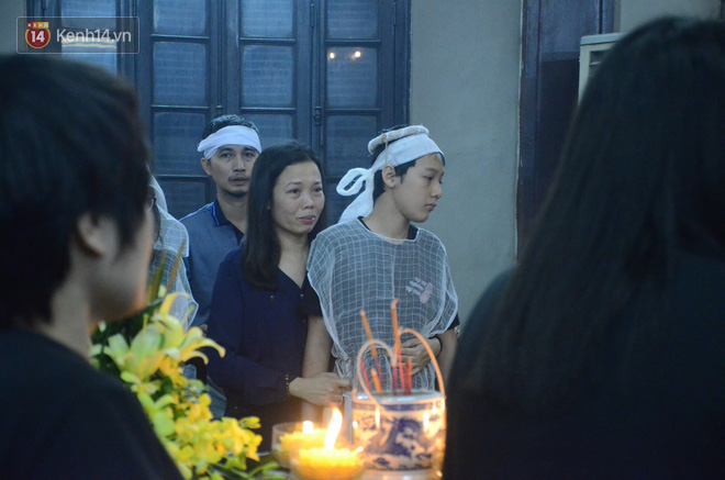 Xuân Bắc và nhiều nghệ sĩ nhà hát kịch Việt Nam bật khóc xót xa trong tang lễ đồng nghiệp vụ tai nạn hầm Kim Liên - Ảnh 18.