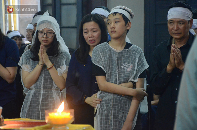 Xuân Bắc và nhiều nghệ sĩ nhà hát kịch Việt Nam bật khóc xót xa trong tang lễ đồng nghiệp vụ tai nạn hầm Kim Liên - Ảnh 17.