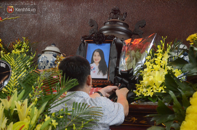Xuân Bắc và nhiều nghệ sĩ nhà hát kịch Việt Nam bật khóc xót xa trong tang lễ đồng nghiệp vụ tai nạn hầm Kim Liên - Ảnh 13.
