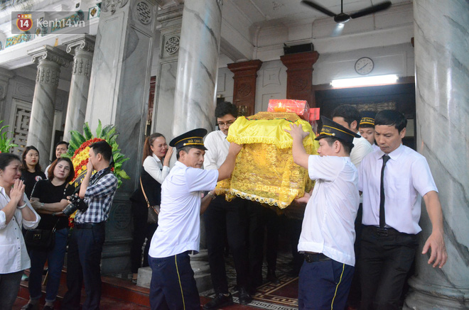Xuân Bắc và nhiều nghệ sĩ nhà hát kịch Việt Nam bật khóc xót xa trong tang lễ đồng nghiệp vụ tai nạn hầm Kim Liên - Ảnh 21.