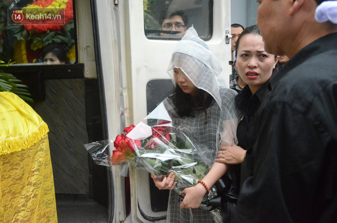 Xuân Bắc và nhiều nghệ sĩ nhà hát kịch Việt Nam bật khóc xót xa trong tang lễ đồng nghiệp vụ tai nạn hầm Kim Liên - Ảnh 22.