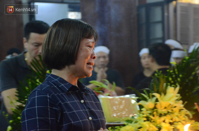 Xuân Bắc và nhiều nghệ sĩ nhà hát kịch Việt Nam bật khóc xót xa trong tang lễ đồng nghiệp vụ tai nạn hầm Kim Liên - Ảnh 8.