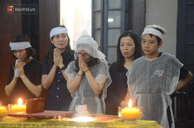 Xuân Bắc và nhiều nghệ sĩ nhà hát kịch Việt Nam bật khóc xót xa trong tang lễ đồng nghiệp vụ tai nạn hầm Kim Liên - Ảnh 16.