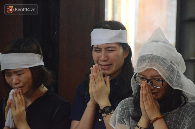 Xuân Bắc và nhiều nghệ sĩ nhà hát kịch Việt Nam bật khóc xót xa trong tang lễ đồng nghiệp vụ tai nạn hầm Kim Liên - Ảnh 15.