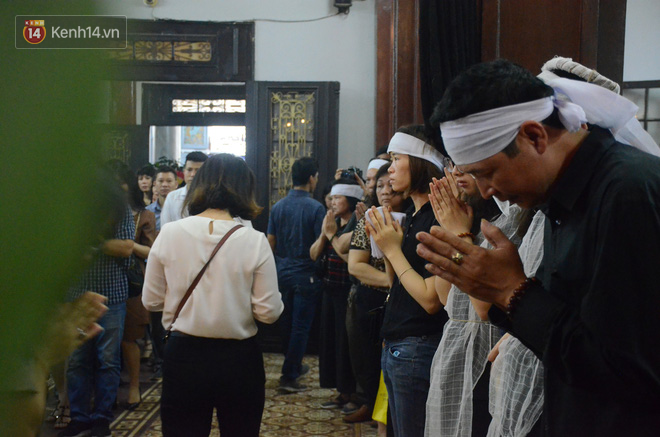 Xuân Bắc và nhiều nghệ sĩ nhà hát kịch Việt Nam bật khóc xót xa trong tang lễ đồng nghiệp vụ tai nạn hầm Kim Liên - Ảnh 19.