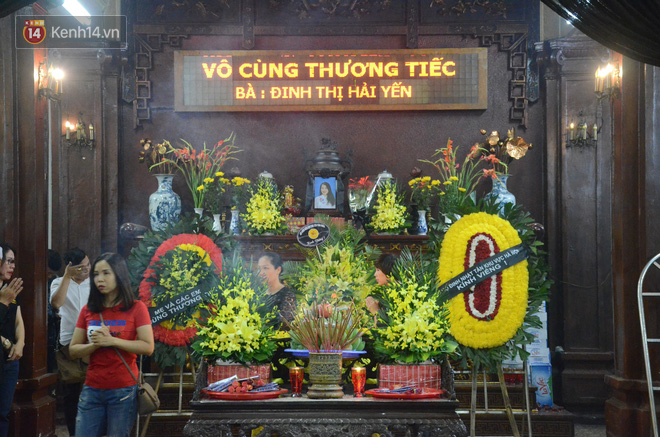 Xuân Bắc và nhiều nghệ sĩ nhà hát kịch Việt Nam bật khóc xót xa trong tang lễ đồng nghiệp vụ tai nạn hầm Kim Liên - Ảnh 2.