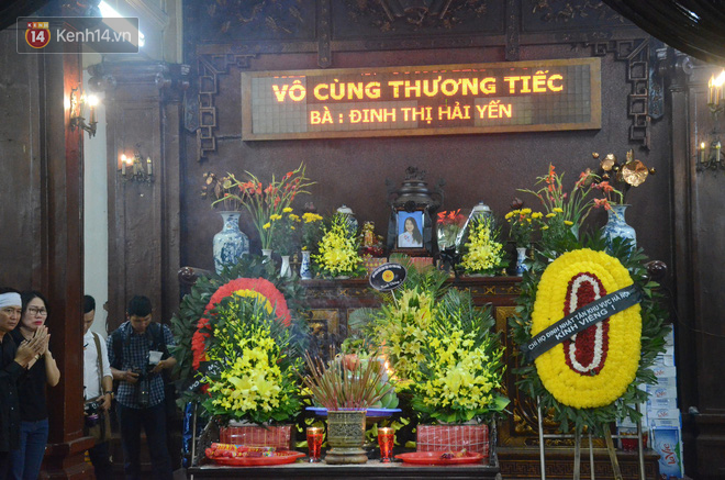 Xuân Bắc và nhiều nghệ sĩ nhà hát kịch Việt Nam bật khóc xót xa trong tang lễ đồng nghiệp vụ tai nạn hầm Kim Liên - Ảnh 1.