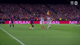 Messi nở nụ cười tinh quái sau pha đi bóng kỹ thuật khiến đối thủ nổi cơn điên - Ảnh 3.