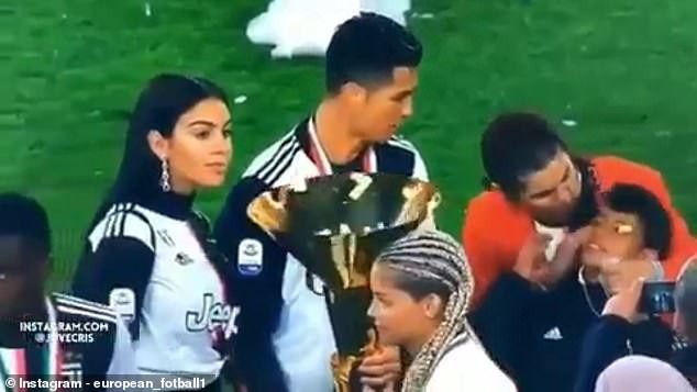 Góc hết hồn: Ronaldo sơ ý để chiếc cúp có cạnh sắc nhọn cào vào mắt cậu con trưởng - Ảnh 2.