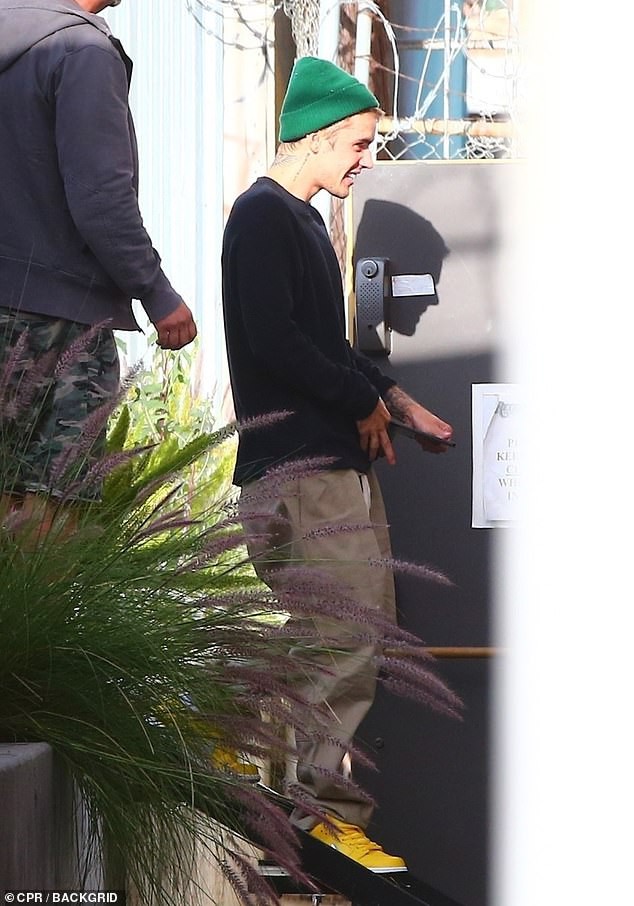 Một mình ra đường mà không có vợ đi cùng, Justin Bieber lại có biểu cảm vui vẻ bất ngờ - Ảnh 1. Một mình ra đường mà không có vợ đi cùng, Justin Bieber lại có biểu cảm vui vẻ bất ngờ - Ảnh 1.