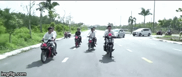 Thanh niên trình diễn bốc đầu khi chạy trước đoàn rước dâu và cú hạ cánh đầy ê chề giữa đường - Ảnh 5. Thanh niên trình diễn bốc đầu khi chạy trước đoàn rước dâu và cú hạ cánh đầy ê chề giữa đường - Ảnh 5.