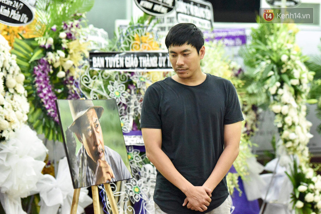 Đêm cuối cùng lễ tang, gia đình cố nghệ sĩ Lê Bình khui thùng phúng điếu quyên góp 100 triệu làm từ thiện - Ảnh 4.