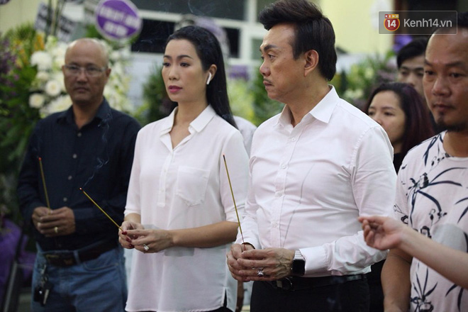 Vợ chồng Lương Thế Thành - Thuý Diễm và bạn bè đồng nghiệp đến tiễn biệt cố nghệ sĩ Lê Bình trong đêm cuối lễ tang - Ảnh 9.