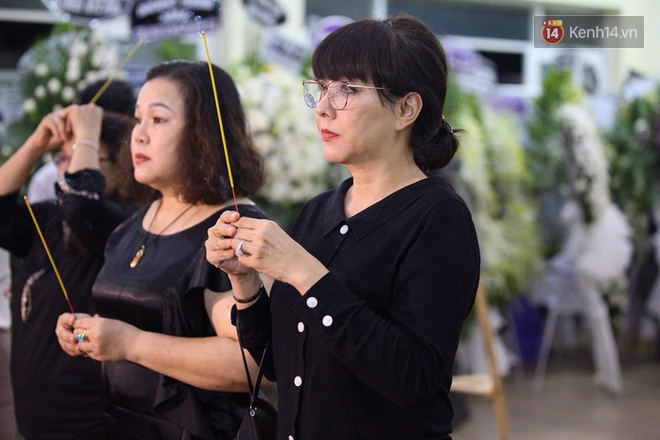 Vợ chồng Lương Thế Thành - Thuý Diễm và bạn bè đồng nghiệp đến tiễn biệt cố nghệ sĩ Lê Bình trong đêm cuối lễ tang - Ảnh 5.