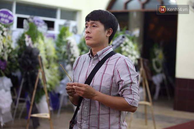 Vợ chồng Lương Thế Thành - Thuý Diễm và bạn bè đồng nghiệp đến tiễn biệt cố nghệ sĩ Lê Bình trong đêm cuối lễ tang - Ảnh 13.