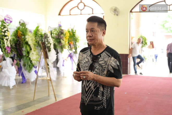 Vợ chồng Lương Thế Thành - Thuý Diễm và bạn bè đồng nghiệp đến tiễn biệt cố nghệ sĩ Lê Bình trong đêm cuối lễ tang - Ảnh 16.