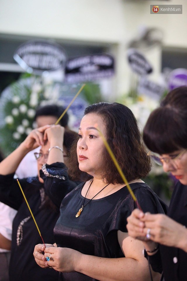 Vợ chồng Lương Thế Thành - Thuý Diễm và bạn bè đồng nghiệp đến tiễn biệt cố nghệ sĩ Lê Bình trong đêm cuối lễ tang - Ảnh 6.
