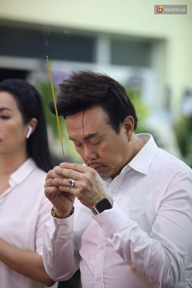 Vợ chồng Lương Thế Thành - Thuý Diễm và bạn bè đồng nghiệp đến tiễn biệt cố nghệ sĩ Lê Bình trong đêm cuối lễ tang - Ảnh 8.