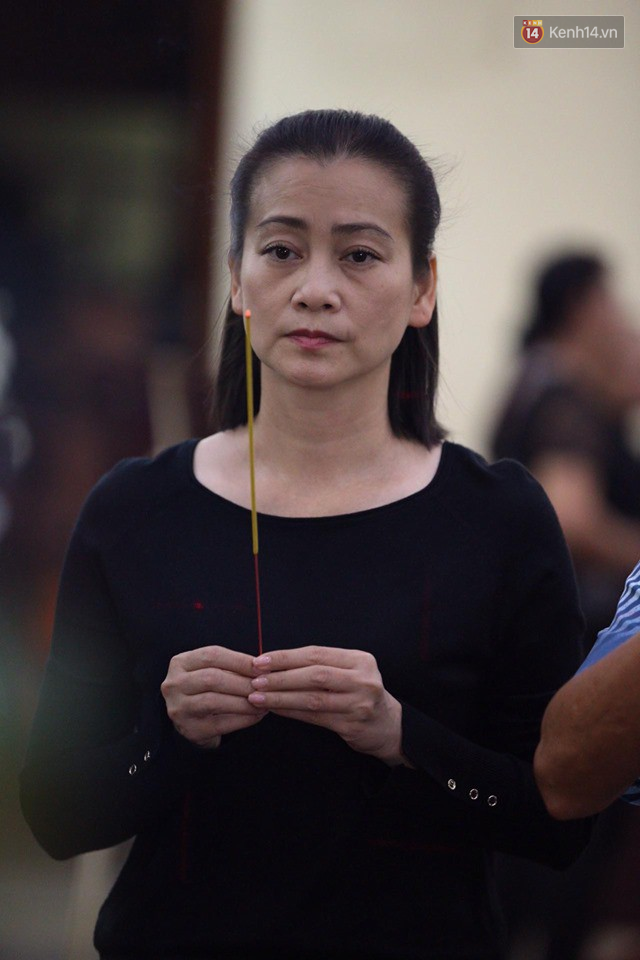 Vợ chồng Lương Thế Thành - Thuý Diễm và bạn bè đồng nghiệp đến tiễn biệt cố nghệ sĩ Lê Bình trong đêm cuối lễ tang - Ảnh 14.