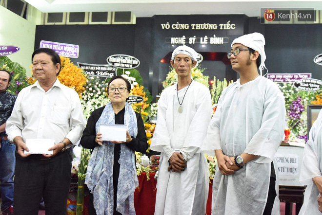 Đêm cuối cùng lễ tang, gia đình cố nghệ sĩ Lê Bình khui thùng phúng điếu quyên góp 100 triệu làm từ thiện - Ảnh 1.