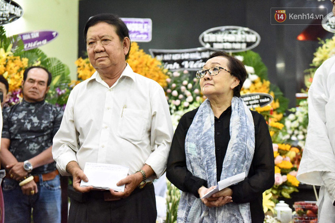 Đêm cuối cùng lễ tang, gia đình cố nghệ sĩ Lê Bình khui thùng phúng điếu quyên góp 100 triệu làm từ thiện - Ảnh 2.