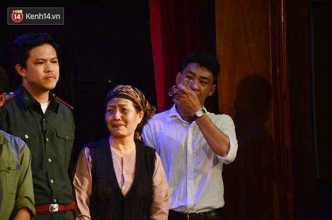Đêm diễn ủng hộ gia đình nữ nhân viên nhà hát Kịch Việt Nam: 200 khán giả đeo logo trước ngực, rơi nước mắt nhìn lại những hình ảnh của chị Yến - Ảnh 9.