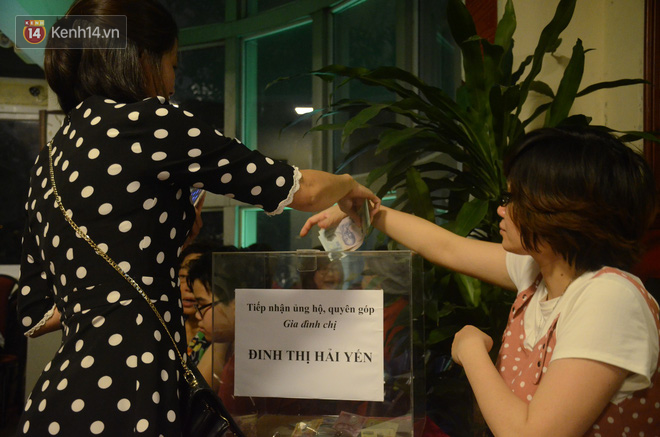 Đêm diễn ủng hộ gia đình nữ nhân viên nhà hát Kịch Việt Nam: 200 khán giả đeo logo trước ngực, rơi nước mắt nhìn lại những hình ảnh của chị Yến - Ảnh 6.