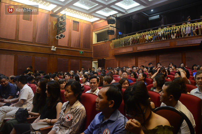 Đêm diễn ủng hộ gia đình nữ nhân viên nhà hát Kịch Việt Nam: 200 khán giả đeo logo trước ngực, rơi nước mắt nhìn lại những hình ảnh của chị Yến - Ảnh 2.