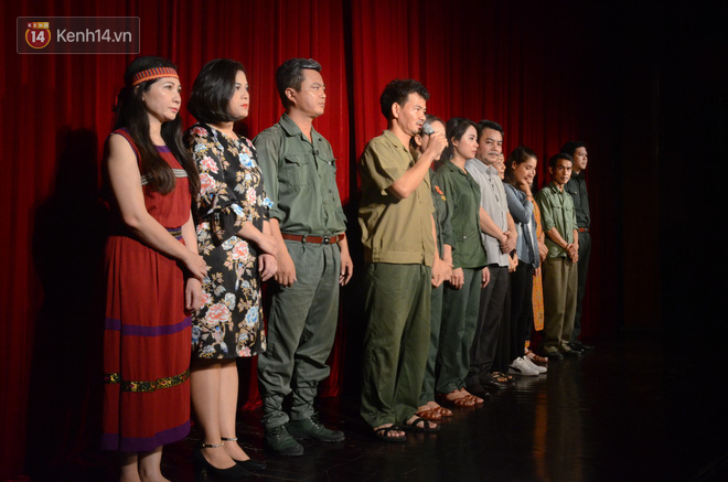 Đêm diễn ủng hộ gia đình nữ nhân viên nhà hát Kịch Việt Nam: 200 khán giả đeo logo trước ngực, rơi nước mắt nhìn lại những hình ảnh của chị Yến - Ảnh 7.