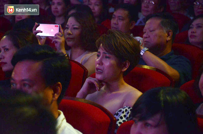 Đêm diễn ủng hộ gia đình nữ nhân viên nhà hát Kịch Việt Nam: 200 khán giả đeo logo trước ngực, rơi nước mắt nhìn lại những hình ảnh của chị Yến - Ảnh 11.