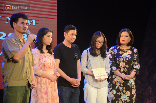 Đêm diễn ủng hộ gia đình nữ nhân viên nhà hát Kịch Việt Nam: 200 khán giả đeo logo trước ngực, rơi nước mắt nhìn lại những hình ảnh của chị Yến - Ảnh 15.
