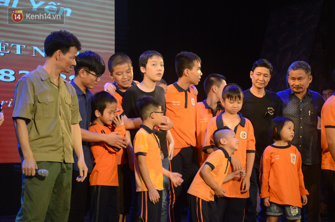 Đêm diễn ủng hộ gia đình nữ nhân viên nhà hát Kịch Việt Nam: 200 khán giả đeo logo trước ngực, rơi nước mắt nhìn lại những hình ảnh của chị Yến - Ảnh 16.