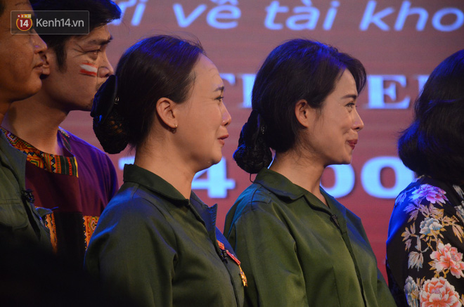 Đêm diễn ủng hộ gia đình nữ nhân viên nhà hát Kịch Việt Nam: 200 khán giả đeo logo trước ngực, rơi nước mắt nhìn lại những hình ảnh của chị Yến - Ảnh 10.