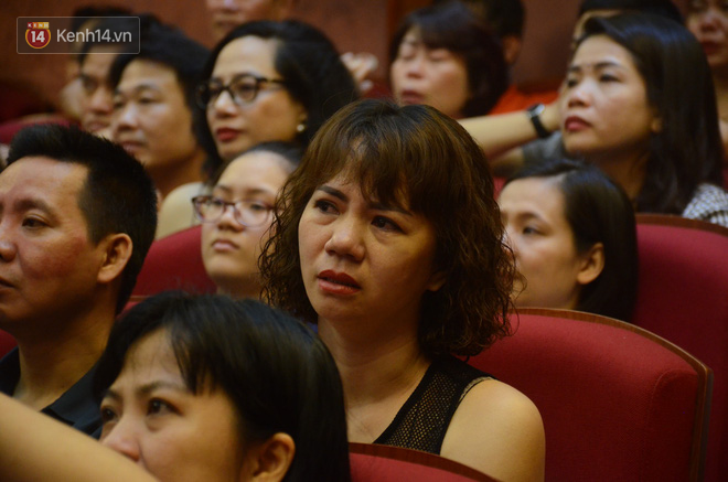 Đêm diễn ủng hộ gia đình nữ nhân viên nhà hát Kịch Việt Nam: 200 khán giả đeo logo trước ngực, rơi nước mắt nhìn lại những hình ảnh của chị Yến - Ảnh 12.