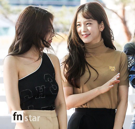 Trời ơi, BLACKPINK lại gây náo loạn sân bay: Jennie và Jisoo xuất thần, vòng eo khó tin của Lisa chiếm trọn spotlight - Ảnh 6. Trời ơi, BLACKPINK lại gây náo loạn sân bay: Jennie và Jisoo xuất thần, vòng eo khó tin của Lisa chiếm trọn spotlight - Ảnh 6.