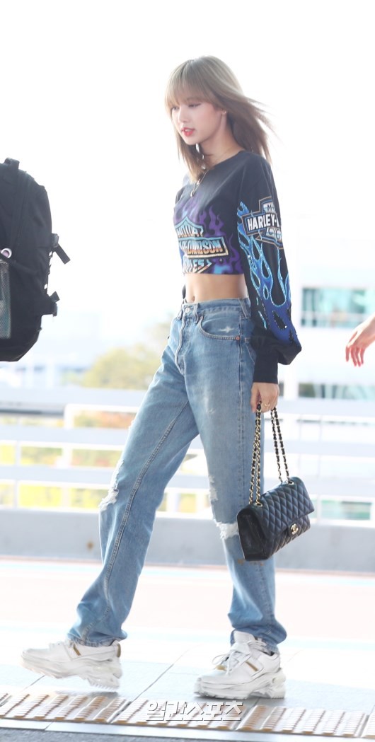 Trời ơi, BLACKPINK lại gây náo loạn sân bay: Jennie và Jisoo xuất thần, vòng eo khó tin của Lisa chiếm trọn spotlight - Ảnh 12. Trời ơi, BLACKPINK lại gây náo loạn sân bay: Jennie và Jisoo xuất thần, vòng eo khó tin của Lisa chiếm trọn spotlight - Ảnh 12.