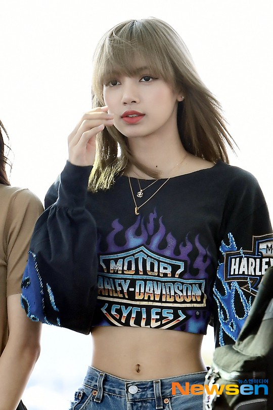 Trời ơi, BLACKPINK lại gây náo loạn sân bay: Jennie và Jisoo xuất thần, vòng eo khó tin của Lisa chiếm trọn spotlight - Ảnh 15. Trời ơi, BLACKPINK lại gây náo loạn sân bay: Jennie và Jisoo xuất thần, vòng eo khó tin của Lisa chiếm trọn spotlight - Ảnh 15.