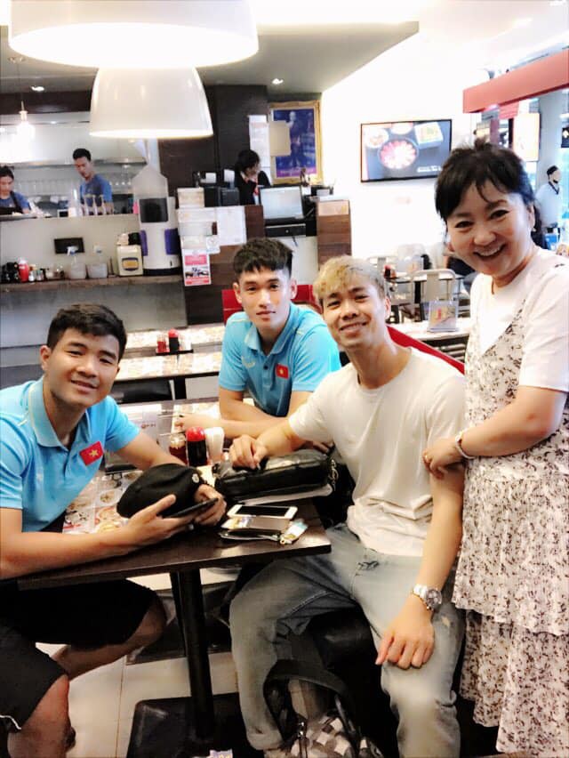 Vợ HLV Park Hang-seo chụp ảnh tươi tắn cùng Công Phượng, Đức Chinh, con trai cảm thán: Mama có rất nhiều con trai - Ảnh 1. Vợ HLV Park Hang-seo chụp ảnh tươi tắn cùng Công Phượng, Đức Chinh, con trai cảm thán: Mama có rất nhiều con trai - Ảnh 1.
