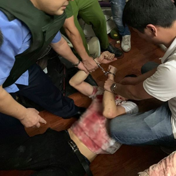 Hà Nội: Khởi tố đối tượng khống chế, gây thương tích cho nữ chủ tiệm cầm đồ - Ảnh 2.
