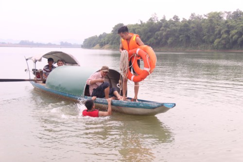 2 thí sinh lớp 12 đuối nước trước kỳ thi THPT Quốc gia: Đã tìm thấy thi thể nạn nhân thứ 2 sau 15 giờ tìm kiếm - Ảnh 1.